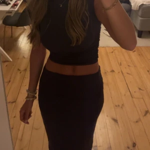 Set  - Superfint set från Gina, säljer tillsammans för 250, med tajt långkjol som släpar på mig som är 163 och topp, färgen är mörkgrå, materialet är soft tuch, supermjukt och skönt, använt ett fåtal gånger