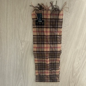 Rutig halsduk från Barbour  - Snygg rutig halsduk från Barbour i 100% ull. 