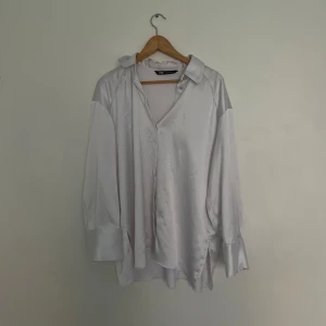 Vit satinblus från Zara - Snygg vit satinblus från Zara med långa armar 