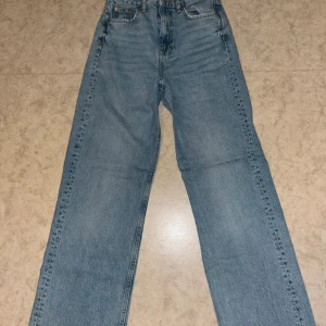 Blå straight jeans från Gina Tricot  - Snygga blå jeans från Gina Tricot perfect jeans i klassisk straight modell. Jeansen har fem fickor, normal passform, men petit i längden och är tillverkade i slitstarkt denim. 