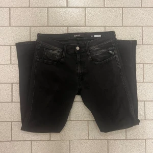 Replay Anbass jeans  - Svarta Replay Anbass jeans i storlek 33/30. Nästintill oanvända 