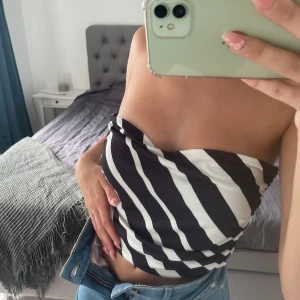 Svartvit randig tubtopp från H&M - Snygg tubtopp från H&M.