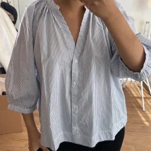 Hm randig blus - Säljer denna populära blusen från hm💕storlek M men jag har vanligtvis xs/s och den sitter bra på mig! Endast använd en gång!