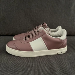 Valentino flycrew  - Tjena, säljer nu dessa riktigt snygga och populära valentino flycrewsen i bra skick, alla nitar är kvar, endast skorna ingår, hör av er vid frågor och funderingar🙌🤝