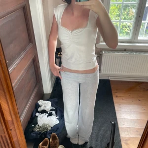 Vit linnetopp med spets - Säljer en vit linnetopp med spets!!! Super fin och kan fungera till vilken outfit som helst, ÄLSKAR den men har nästan blivit för liten 🫶🏻🫶🏻🥰🥰Pris kan diskuteras, i storlek M