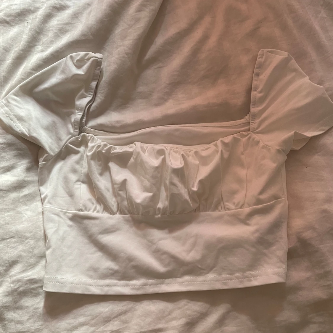 Vit croppad topp med puffärm