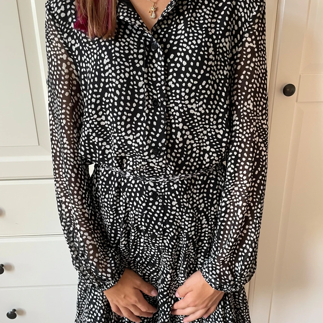 Svartvit prickig kortklänning från Zara