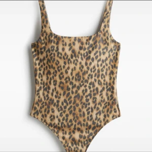 Leopardmönstrad body - Säljer denna leopard bodyn från hm då jag inte använder den! Använd en gång och i ett mycket bra skick!
