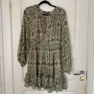 Grön mönstrad kortklänning från Zara - Säljer en snygg kortklänning från Zara i storlek XL, (men sitter som en M) Inga defekter ser som ny ut!!!🥰