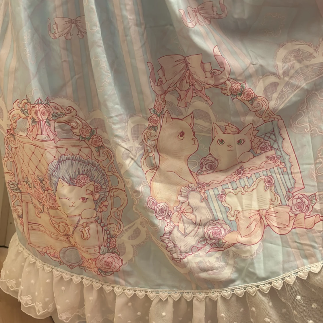 Blå långklänning med kattmotiv och rosetter - 2