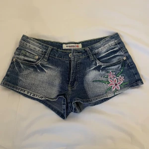 Lågmidjade shorts - Så fina lågmidjade jeansshorts med söta detaljer!! Köpt second hand men är i jättefint skick. Kollar exakta måtten snart <3