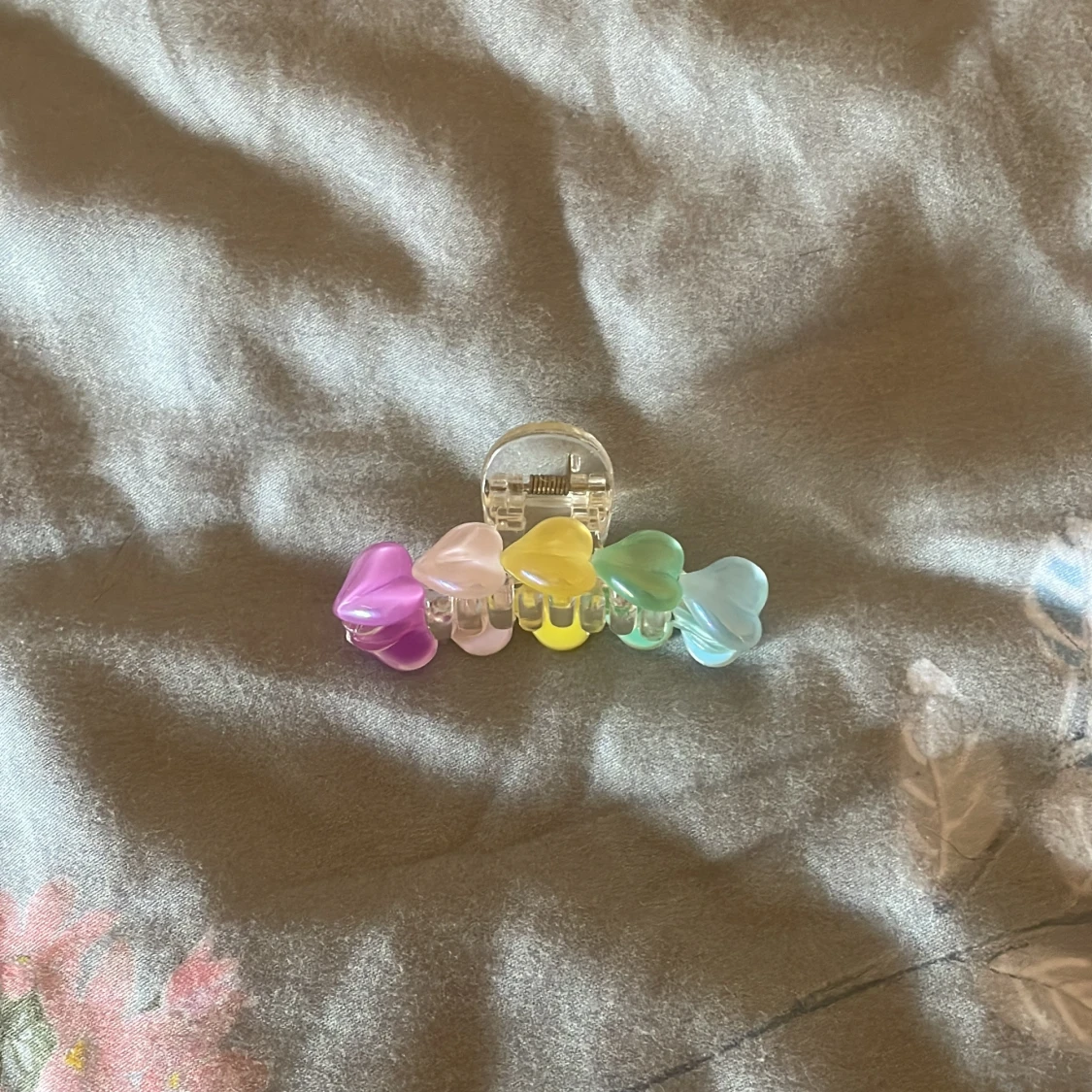 Pastellfärgad hårklämma med hjärtan