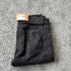 Svarta tiger of Sweden jeans 30/32 - Säljer ett par svarta tiger of Sweden, Evolve jeans i storlek 30/32. De har en klassisk femficksdesign, raka ben och normal passform. Jeansen är tillverkade i ett slitstarkt bomullsmaterial med snygg tvättad finish och detaljer som knapp och dragkedja framtill.