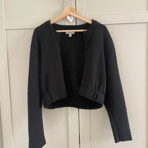 Svart stickad kofta - Svart stickad kofta från H&M i storlek S. Modellen är croppad med rund hals och långa armar💕 skriv vid frågor