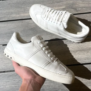 Valentino Flycrew - Vita flycrews i ett väldigt gott skick! Skick 9/10, endast 1 nit borta (se bild 5) utöver det toppskick! Storlek 42 men sitter större. Endast skor. Kontakta mig för fler frågor och funderingar!