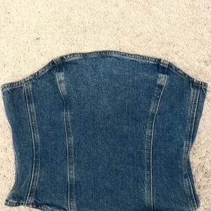Jeanstopp - Helt oanvänd jeans topp!! Jätte snygg men har inte kommit till användning och där av säljer jag säden!! 