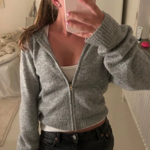 Zip hoodie - Fin zip Hoodie med luva! Strl 170 men passar xs/s! Någit nopprig💗