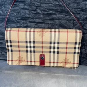 Axelväska från Burberry - Stilren axelväska från Burberry till dig som vill ha det lilla extra till din unika stil. För mer frågor och bilder, kom pm. Fraktar landet runt möts upp i Göteborg!!