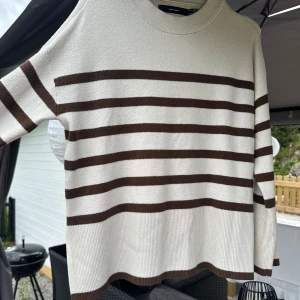 Stickad tröja - Stickad tröja från veromoda. Sparsamt använd🤎