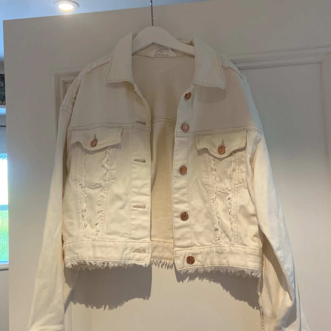 Vit jeansjacka från H&M med fransar