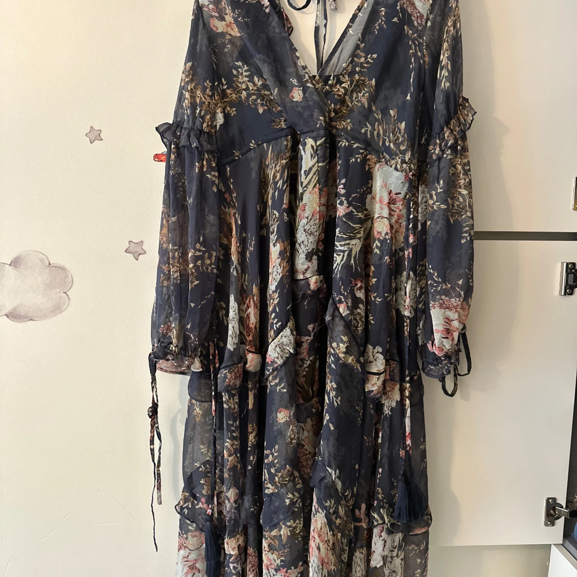 Blommig långklänning med volanger