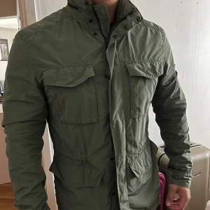 Grön parkajacka från J.Lindeberg M - Snygg militärgrön parkajacka från J.Lindeberg. Tunn material och luftig. Jackan är i väldigt bra skick och använts fåtal gånger. Frågor meddelas till mig (svarar snabbt)