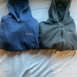 McKenzie hoodies  - McKenzie 1 hoodie utan dragkedja. 1 hoodie med dragkedja . En är svart och den andra är mörkblå. Skicka till mig vid frågor om tröjorna eller om du vill ha fler bilder på tröjorna.😊🤗 storlek XS 