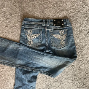 Bootcut miss me jeans i storlek 28 - Midjemått ca 36cm. Innerbenslängd ca 85cm