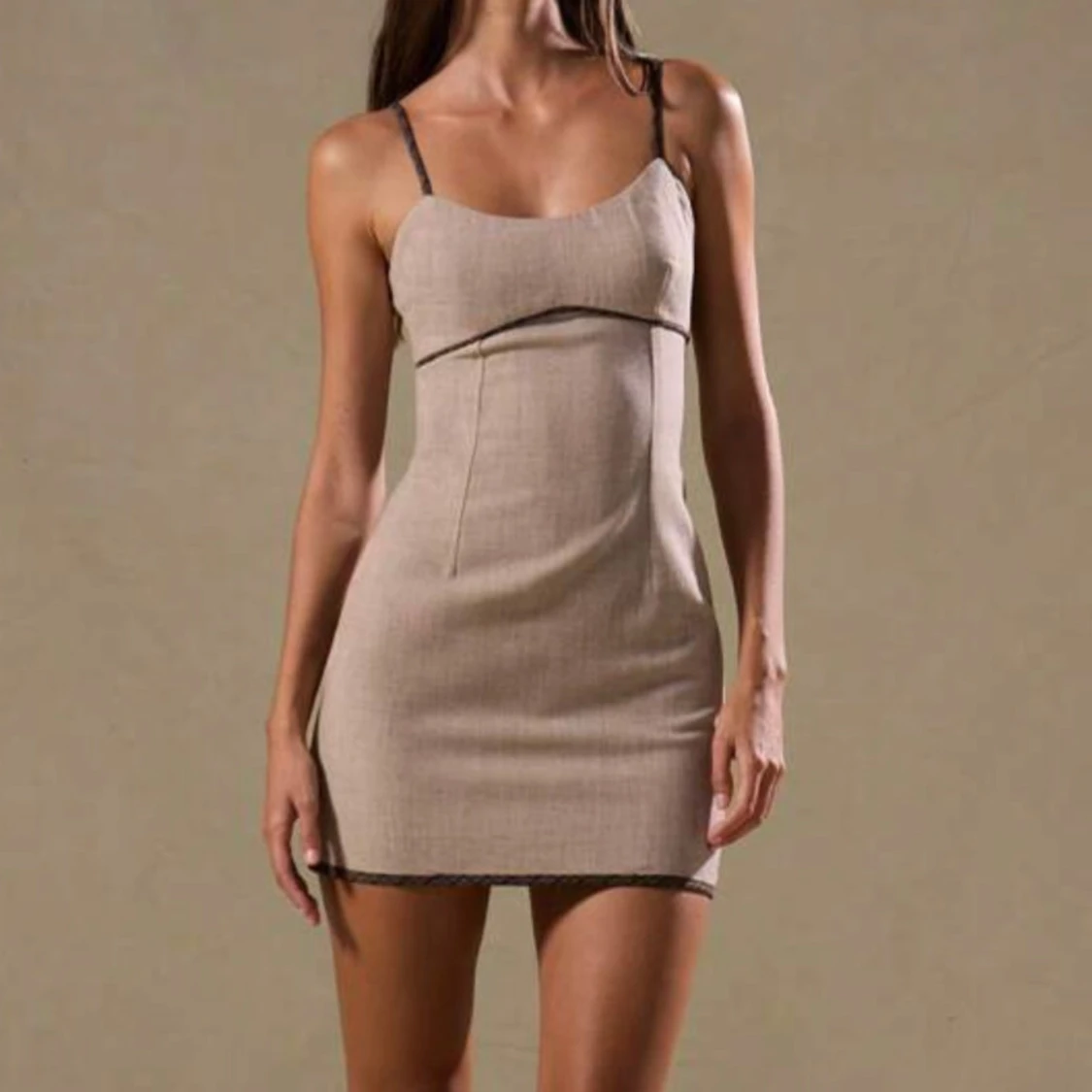 Beige kort klänning med spetsdetaljer