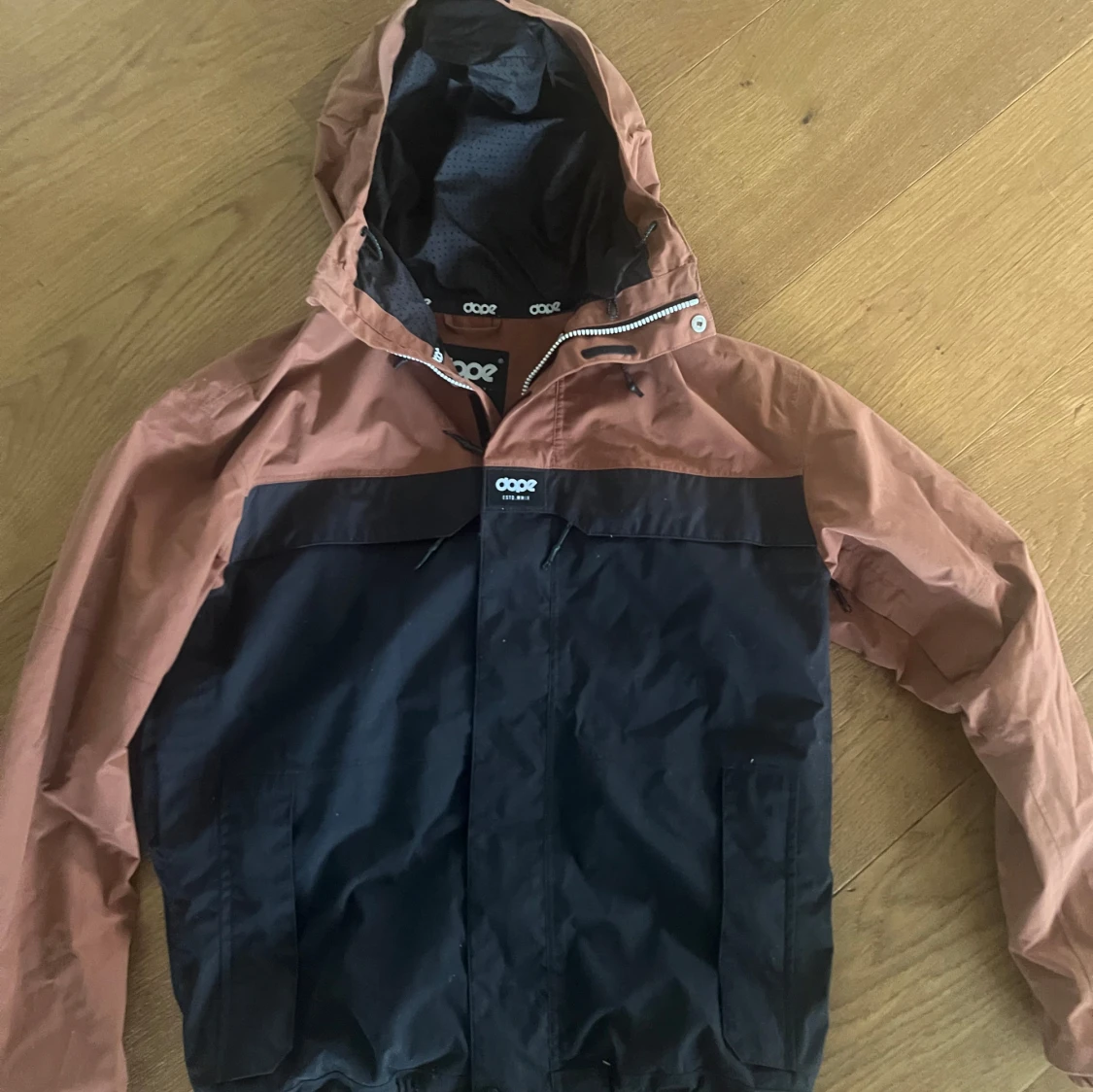 Svart och brun jacka från Dope