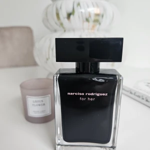 Narciso Rodriguez For Her EdT 50 ml - Flaskan rymmer 50 ml och det är ungefär 90% kvar då parfymen inte passade mig. Den har varit öppnad sen 14/02/2025. 