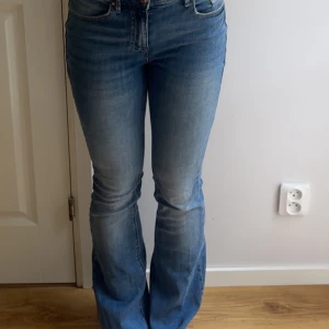 Blå bootcut jeans med mid midja - Snygga blå jeans med bootcut-modell och mid midja. Ifrån Veromoda, (We do denim) 