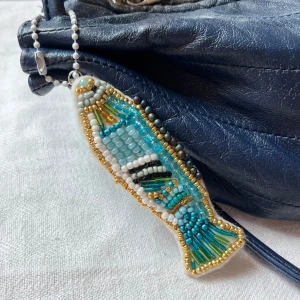 Handgjord Bag charm med pärlbroderad fisk - Unik bagcharm broderad med pärlor på filttyg. Handgjord av mig! ✨