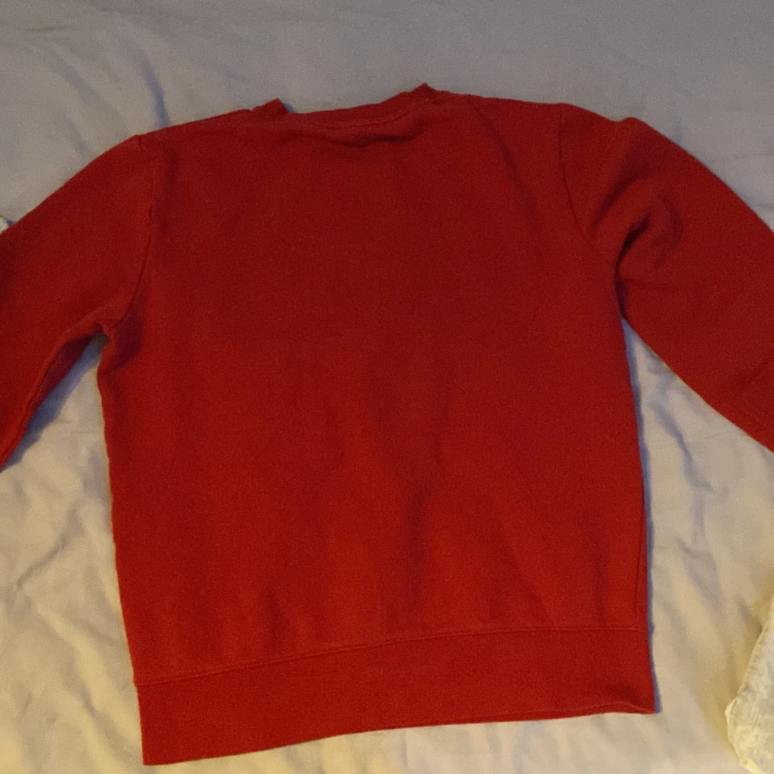 Röd sweatshirt med tryck 'FANTASTIQUE' - 1