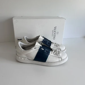 Valentino Open  - Säljer nu dessa riktigt snygga Valentino opens | Dem är i bra skick, små tecken på användning |Box medföljer | Storlek 43 | Hör av vid minsta fundering.