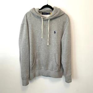 Ralph Lauren hoodie  - Ralph Lauren || skick 9/10 || storlek S || garanterat äkthet ✅ || nypris 2200kr mitt pris 1299kr || pris kan diskuteras vid snabb affär!