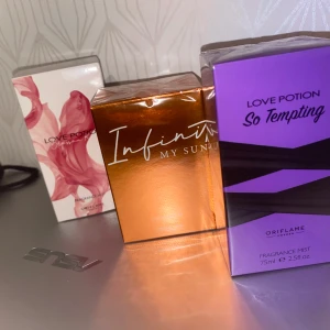 Hell nya 3-pack Oriflame parfymer & mist (Priset kan diskuteras vid snabb affär) - Säljer tre hell nya olika parfymer/mist från Oriflame: Love Potion So Tempting (lila förpackning, 75 ml), Love Potion Season K (vit/rosa förpackning, 75 ml) och Infinite My Sun (glansig orange förpackning, 50 ml). Snygga boxar, perfekta att ge bort eller ha själv. Priset kan diskuteras vid snabb affär! 