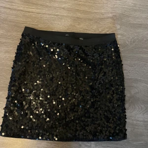 Svart paljettkjol  - Svart kjol, ganska kort men sitter bra och är inte obekväm. Vet inte storlek men skulle säga typ 152,158, xxs passar även xs! Jag har ingen direkt andvändnig av den, den är använd få gånger. Kan kanske gå ner i pris men köparen står för frakten.