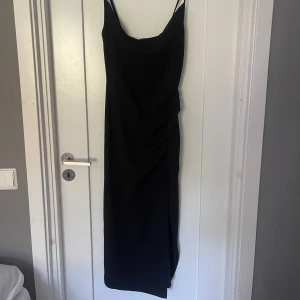 Svart långklänning från NA-KD XS - Svart långklänning från NA-KD i design med tunna axelband, säljer då jag aldrig använder den🤍