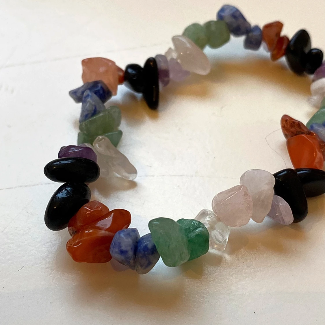 Färgglatt armband med stenar - 1