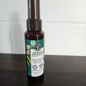 Yves Rocher Vanille Bourbon Body Mist - En parfymmist för kropp och hår från Yves Rocher med doft av bourbonvanilj. Flaskan är mörkbrun med grön och blommig etikett, sprayfunktion och rymmer 100 ml. Perfekt för dig som älskar söta och varma vaniljtoner. Endast testat typ 5 spray av den men var inte vad jag tänkte mig.