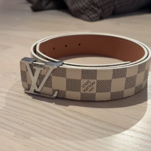 Bälte från välkänt märke - Bälte från välkänt märke, väldigt snyggt 
