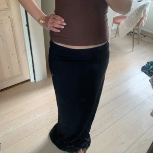 Lång kjol  - Lång svart kjol från Nelly. Lätt och mjukt material perfekt för sommarkvällar🤩🩷 passar någon mellan 160-175 ungefär. Jag är 160 som referens och den är lång på mig som man kan se på bilderna