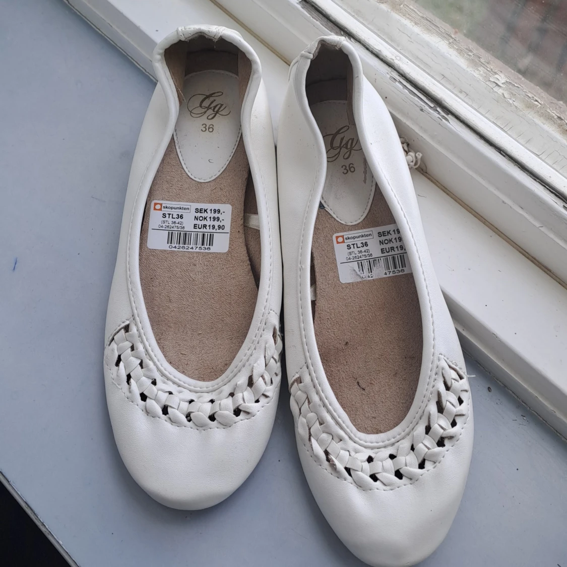 Vita ballerinaskor med flätad detalj