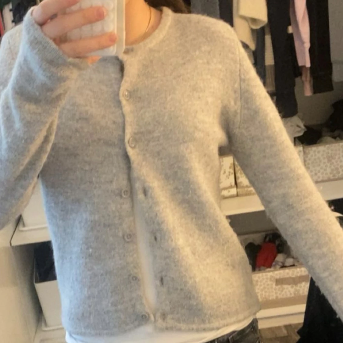 Ljusgrå stickad kofta med knappar - 1