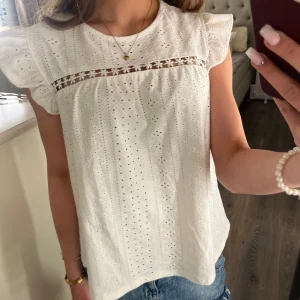 Vit blus med spetsdetaljer - Supersöt blus från SHEIN i storlek XS. Använt några gånger men den är i bra skick. 