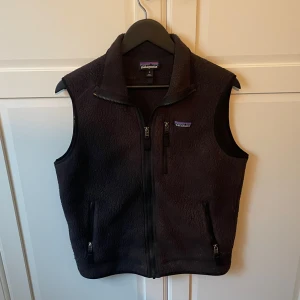 Patagonia Väst - Säljer min svarta fleece väst från patagonia. Är i storlek M och i bra skick! Säljes då den inte används. Hör bara av dig vid frågor!