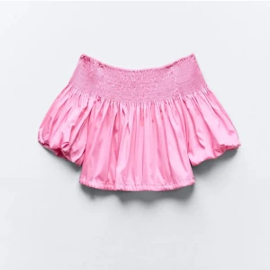 Rosa Zara topp  - Säljer denna eftertraktade offshoulder topp från Zara!!💕💕Den är i jättebra skick men skriv ändå ifall ni vill ha fler bilder!!❤️