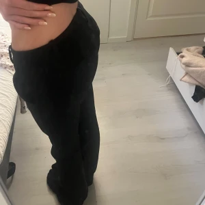 Svarta kostymbyxor - Svarta kostymbyxor från bikbok med lågmidja i modellen Vera Tall💞