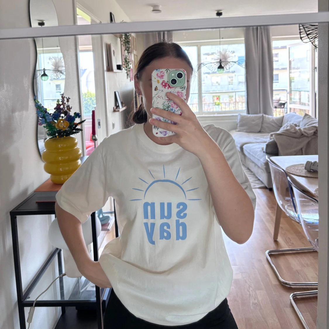 Vit t-shirt med blått Sun Day-tryck